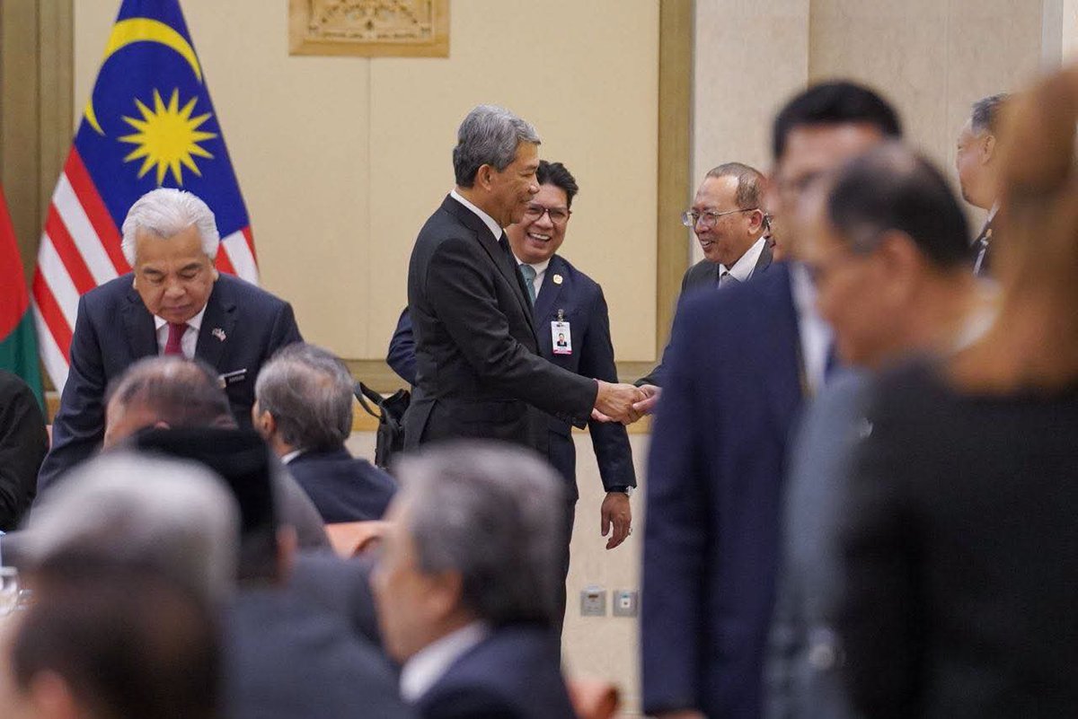 TOKMATCOMMS's tweet photo. 22hb Jun 

Pagi tadi menghadiri majlis sambutan rasmi bagi meraikan lawatan rasmi TYT Tarique Rahman, Perdana Menteri Republik Rakyat Bangladesh ke Malaysia yang berlangsung di Kompleks Perdana Putra, Putrajaya. https://t.co/In9ep0gIrU