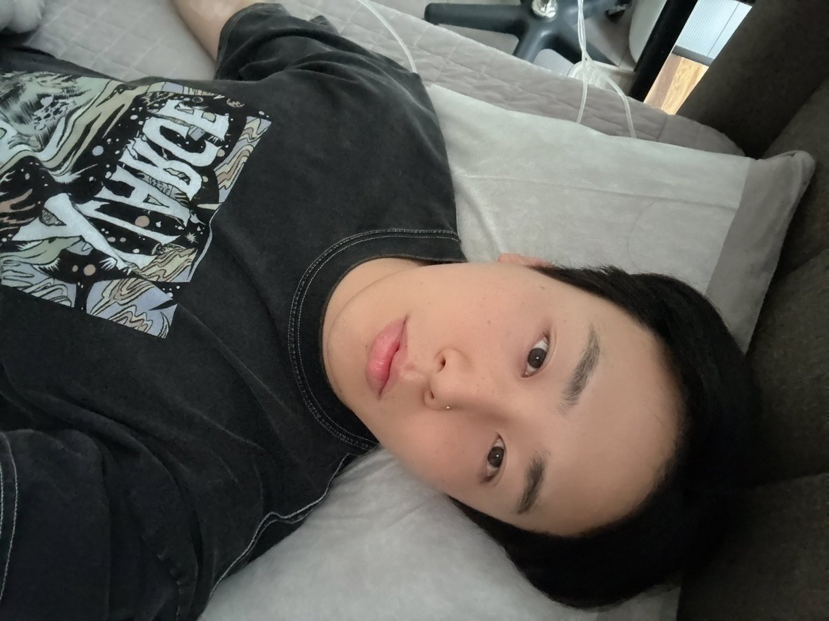 woosikcodev's tweet photo. みなさん、こんにちは。
今日も明るく楽しく僕！ウシクです。
今日、ブログを書く事でとても心が重かったですね。
実は韓国に到着してすぐに、ソロライブと次のツアーのセットリスト準備に取りかかりまして一日も欠かすことなく、本当に一生懸命に誠実に準備することができました。

細かく丁寧に確認しながら、心を込めた言葉たちを準備していました。
でも、ファンの皆さんが心配してくださっていたことが現実になってしまいましたね…。
ここ3日間、ものすごい高熱と扁桃炎に見舞われてしまいました。
免疫管理にはいつも気をつけていて、
暑い日でも風を防ぐジャケットを必ず着るくらい頑張っていたつもりだったんですけどね…。

今回はただ、運が少しなかったのかなと思います。
まあ、これもひとつの準備過程なのかな、と思っていますね。
僕はこれまで、いつも過程が大変で簡単ではなかった経験が多いので。
すべての映画やドラマのように、素敵なエンディングを迎えるためには時には困難な過程が必ず含まれるものなのかもしれない、と自分を慰めています。

僕はどうにかして、今のこの危機をカッコよく乗り越えようと思っています。
3日目の高熱で、唾を飲み込むのも辛く、声も出せないくらいの扁桃炎ですが…。
僕は自分自身を信じ、ファンの皆さんの愛を信じているので、奇跡のようにこの状況を乗り越えられるはずだと信じています。

だから、みなさんも僕にたくさんの応援メッセージを送ってください。
皆さんの一言一言の応援が、自分にとっては本当に大きな祝福なんです。

では今日までは4日目になりますが
薬ちゃんと飲んで扁桃炎との戦いをまた始めたいと思います。
(毎晩が1番辛いですね…。)
夜になるとすごく痛くなりますが
本当に自分が頭で描いてる景色はこんなもんじゃないので、皆の前でステキな歌声で歌う事を想像しながらちゃんと休みたいと思います。

皆早く会いたいです。💓サランへです