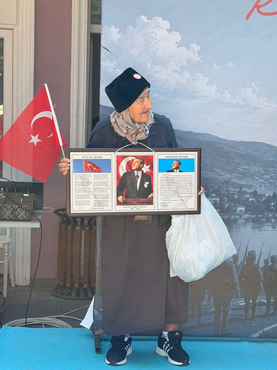 ak_sapanca's tweet photo. Sapanca’mızın kurtuluşunun 105. yılı kutlu olsun. 🇹🇷

Sapanca’mızın düşman işgalinden kurtuluşunun 105. yıl dönümü vesilesiyle, Kaymakamlığımız tarafından düzenlenen anma ve kutlama programlarına katılım sağladık.

Bağımsızlık uğruna büyük fedakârlıklar gösteren ecdadımızı, vatanımız için canlarını feda eden aziz şehitlerimizi rahmetle; kahraman gazilerimizi minnet ve şükranla yâd ediyoruz.