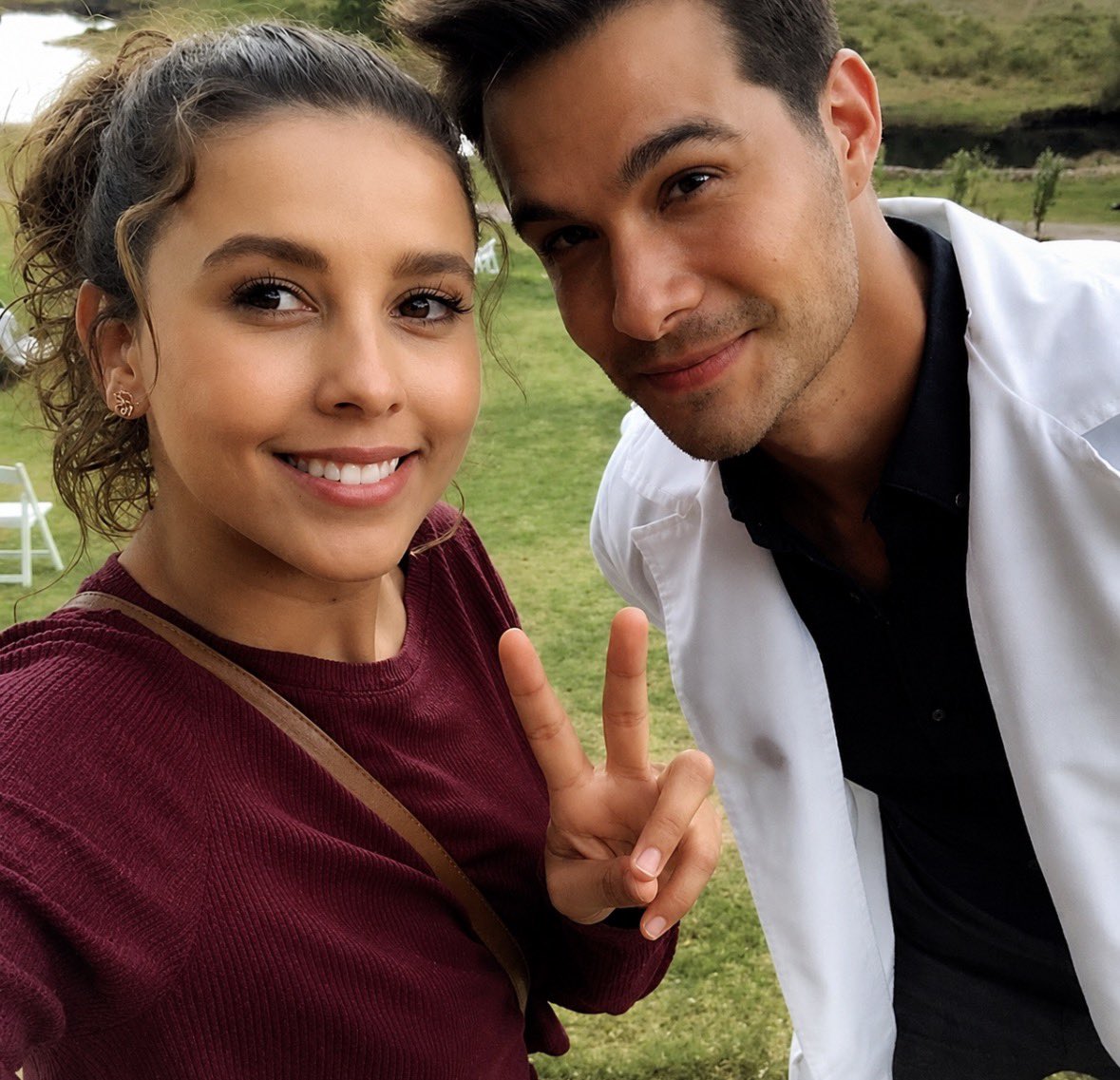 FebreLatina's tweet photo. Brandon Peniche confessou que se arrependeu tanto de ter feito #UnCaminoHaciaElDestino que pediu demissão da Televisa em 2016.

Segundo o ator, a produção de Nathalie Lartilleux não cumpriu os acordos sobre sua participação na novela e ainda pagou um salário péssimo, diferente do combinado. A experiência acabou prejudicando sua carreira, justamente quando ele enxergava que vinha em uma sequência de trabalhos cada vez mais importantes.

Brandon só voltou a trabalhar com a Televisa três anos depois, em #LaReinaSoyYo, produção da Sony. Em uma novela da emissora propriamente dita, seu retorno aconteceu apenas cinco anos após o ocorrido, em #ContigoSi.