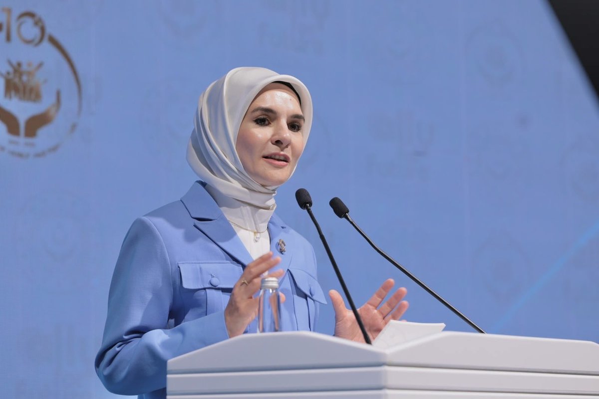 MahinurOzdemir's tweet photo. Bu yıl üçüncüsünü gerçekleştirdiğimiz ALLY for Future: Genç Müslüman Kadınlar Liderlik Programı’nda, İslam dünyasının farklı coğrafyalarından genç kadın liderlerle bir araya geldik.

İnanıyorum ki burada kurulan dostluklar; Afrika’da umudu ve üretimi büyütecek, Asya’da kız çocuklarının eğitim yolculuğunu güçlendirecek, Balkanlar’dan Kafkasya’ya kardeşlik bağlarını daha da kuvvetlendirecektir.

25 ülkeden 31 genç kadına vereceğimiz eğitimlerle, kadınların karar alma mekanizmalarında görünür, etkin ve güçlü şekilde yer aldığı bir geleceği hep birlikte destekleyeceğiz.

Kadınların bilgiyle, emekle ve kararlılıkla attığı adımlarla daha adil, müreffeh ve huzurlu bir dünyaya ilerleyeceğiz.

Bu vesileyle ALLY for Future Kurucusu Sn. Dr. Esra Albayrak’a, kıymetli katkıları için Dışişleri Bakanlığımıza ve İslam İşbirliği Teşkilatına teşekkür ediyorum.