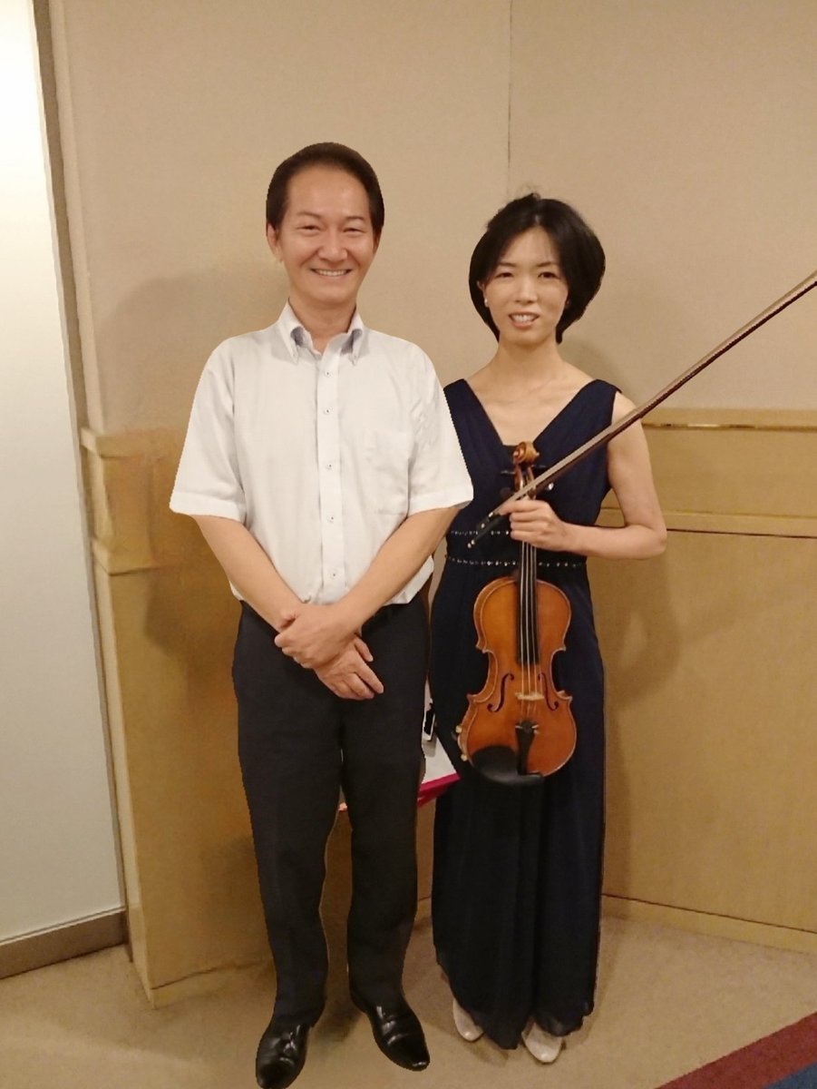 gustavcat3's tweet photo. 大植氏はオバサン達の親衛隊がおるくらい人気者ですね😊…へてから、次にオケで仲良くしてもろてるメンバーさん達を少しずつ紹介していきます…先ずは、2ndVn.の小林さん。オケのない日は、ジャズのライヴもやってはります。あの今は亡きボニーラのお写真も。彼女は音大卒やのうて、旧七帝大の某国立大学のご出身で、偶然にも私の兄とおんなし大学のおんなし学部卒なんです。最近、ライヴはちとご無沙汰ですが、仲良くさせてもろてます😊
メンバー編は明日に続く。