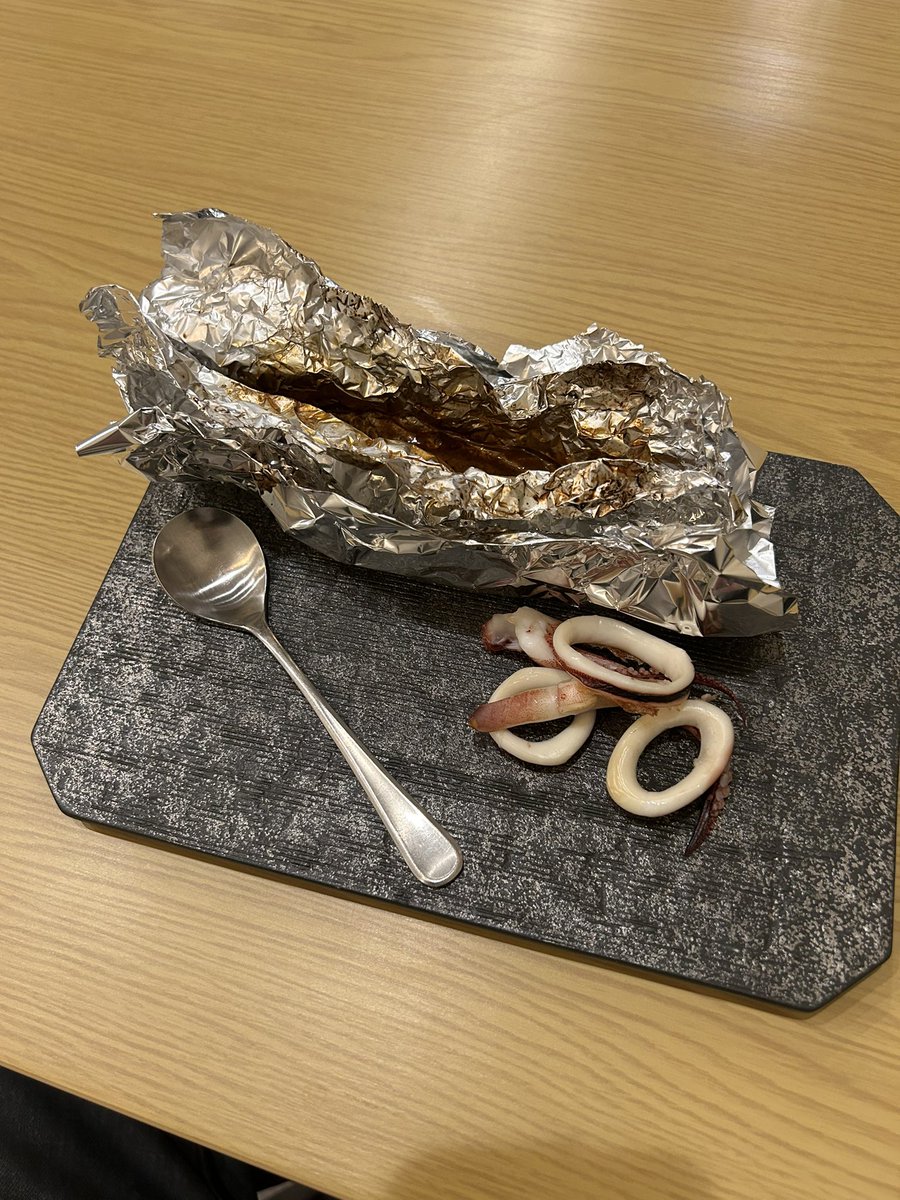 glenkeith1970's tweet photo. 茅野ナイト二軒目は『sushi輪』。

日本酒は2023年の日本熱燗コンテストで金賞を受賞した松本の「アルプス正宗 純米吟醸」。

イカワタのホイル焼き、イカが別添えで出てきた。初体験でした。ホイルの中はワタだけ。地域によるのかしら？ https://t.co/Yn9Nkqrir6