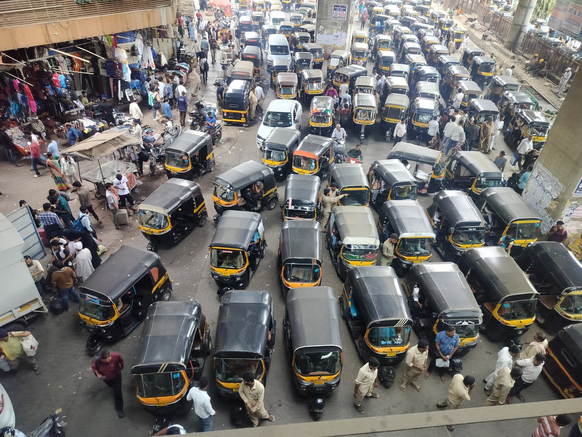 san975's tweet photo. @MMVD_RTO @CMOMaharashtra @smart_kdmc @KDMCOfficial @ThaneCityPolice 
Situation on 22 june 2026 
2.30 pm . Horrible Rickshaw walas . 
Where are the Responsible Officer's?? Whom to blame?? https://t.co/i3TNdflPe5