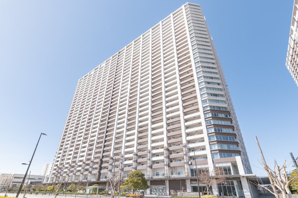 wan_navi's tweet photo. 【今週の湾岸相場】#ブリリア有明スカイタワー

📍江東区有明1丁目｜築15年
🔑 売り出し中：26件

💰 直近成約（2025年8月〜）
　中央値：1億2,300万円（坪605万円）

5月、徒歩圏にスーパー「ベルク有明店」がオープン。
品揃え・価格ともに評判で、
1階の文化堂・有明ガーデンと合わせて
生活利便性がさらに充実しました。

相場確認・口コミ投稿はこちら👇
https://t.co/WVAab20g2j
売却のご相談はお気軽にどうぞ📩
https://t.co/yOnXvdROPW

#湾岸マンション #マンション売却 #有明 #湾岸