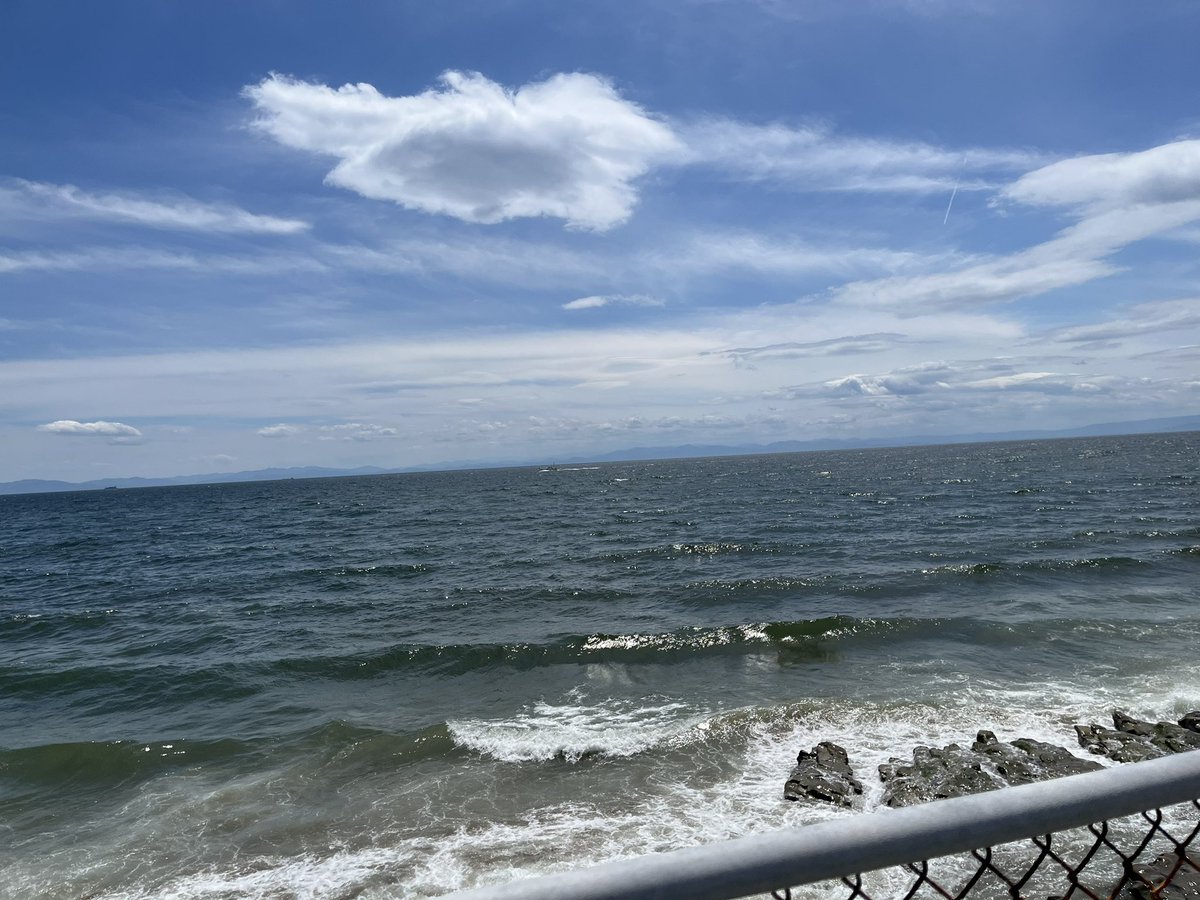 Rika03845722's tweet photo. 昨日は父の日でお出かけ。

ディレイをちょっとだけ海で見れました🌊

青い空と青い海がよく似合うキムソクジン✨

#bts_ari̇rang_busan https://t.co/1adAEz1Lli