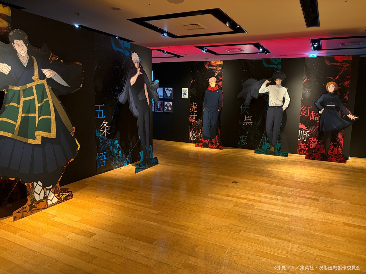 animejujutsuten's tweet photo. ◤　　　#アニメ呪術廻戦展 
「 #渋谷事変」フォトスポット紹介◢

アニメ呪術廻戦展「渋谷事変」描き下ろしイラストの
スタンドパネルが並んだ迫力のエリア！
ぜひ一緒に記念撮影してください📷

▼各会場チケット受付中！🎟️
https://t.co/Uuq2mmSUOC

#呪術廻戦 #Jujutsukaisen #懐玉・玉折 https://t.co/Qc7PimrigO