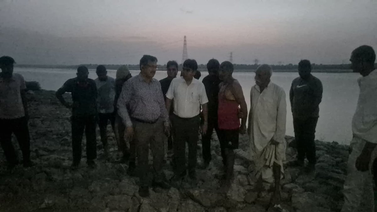 dmJalaun's tweet photo. यमुना नदी के तटीय क्षेत्रों को बाढ़ एवं कटान से सुरक्षित बनाने की दिशा में ग्राम गुड़ा, हिम्मतपुर एवं शिवगंज में संचालित 6.87 करोड़ की बाढ़ सुरक्षा परियोजना का स्थलीय निरीक्षण किया।
परियोजना के अंतर्गत स्टोन बोल्डर लांचिंग एप्रन एवं तट संरक्षण कार्य कराया जा रहा है। इसके पूर्ण होने पर लगभग 819 हेक्टेयर कृषि भूमि, 105 आवास एवं करीब 2950 लोगों को बाढ़ एवं कटान के खतरे से सुरक्षा मिलेगी। बारिश से पूर्व ही निर्माण कार्यों को गुणवत्ता एवं समयबद्धताके साथ  सुनिश्चित करने के निर्देश दिए गए।