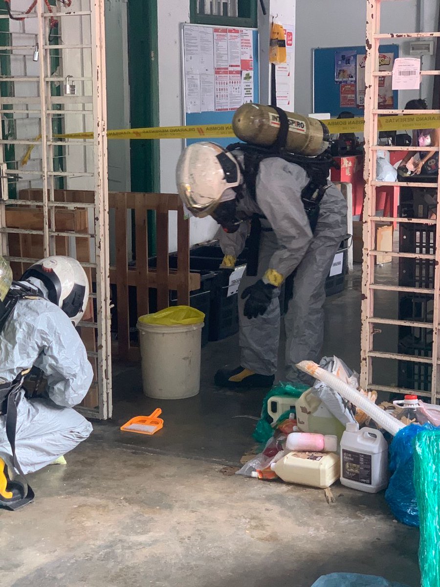 SinarOnline's tweet photo. Tumpahan merkuri: Lima pekerja kurier dikejarkan ke hospital

Mangsa berusia lingkungan 20 hingga 45 tahun itu merupakan dua wanita dan seorang lelaki tempatan serta dua lelaki Mynamar. https://t.co/sLv2dPdSF3