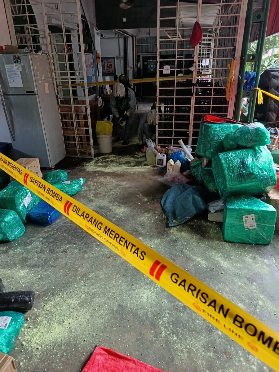SinarOnline's tweet photo. Tumpahan merkuri: Lima pekerja kurier dikejarkan ke hospital

Mangsa berusia lingkungan 20 hingga 45 tahun itu merupakan dua wanita dan seorang lelaki tempatan serta dua lelaki Mynamar. https://t.co/sLv2dPdSF3