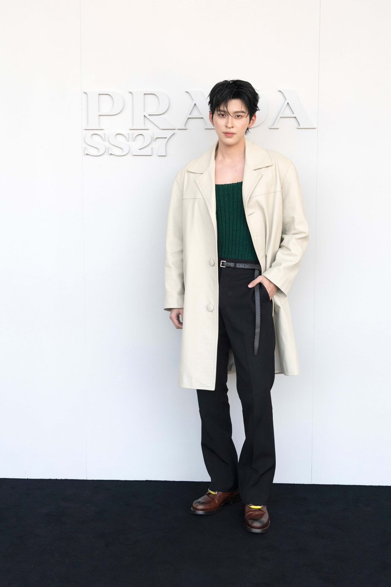 VogueThailand's tweet photo. #VogueFashionWeek เก็บตกโมเมนต์ของ ‘ปอนด์-ณราวิชญ์’ @ppnaravit กับการบินลัดฟ้าสู่เมืองมิลานเพื่อชมโชว์ PRADA @Prada คอลเล็กชั่นเสื้อผ้าบุรุษ ฤดูใบไม้ผลิ/ฤดูร้อน 2027 โดยครั้งนี้ปอนด์ประสบการณ์การบินเดี่ยวอย่างโดดเด่นท่ามกลางเหล่าเซเลบริตี้จากทั่วโลกที่เข้าร่วมอย่างคับคั่ง โดยเฉพาะเหล่าแขกคนสำคัญจากฝั่งเอเชียที่มากันอย่างพร้อมเพียง ไม่ว่าจะเป็นวง ‘ENHYPEN’, ‘Greg Hsu’, ‘Jaehyun’ และอีกหลายต่อหลายคน สะท้อนภาพความสำเร็จอีกก้าวในโลกแฟชั่นของปอนด์ เหล่าแขกคนสำคัญของแบรนด์ล้วนถ่ายทอดมนตร์เสน่ห์ด้านแฟชั่นอย่างครบถ้วน นอกจากนี้ยังมีโมเมนต์อันน่าจดจำที่ปอนด์ถ่ายภาพเคียงคู่กับแขกคนสำคัญจากทั่วทั้งเอเชีย เผยให้เห็นโมเมนต์อันน่าจดจำและสัญญาณความสัมพันธ์อันดีงามระหว่างเซเลบริตี้ระดับแถวหน้าของเอเชีย #PRADA #PRADASS27 #ppnaravit #PradaSS27xPond 

สามารถชมอัลบั้มฉบับเต็มได้แล้วที่ https://t.co/cMzTWYUpgk

ภาพ: Courtesy of PRADA