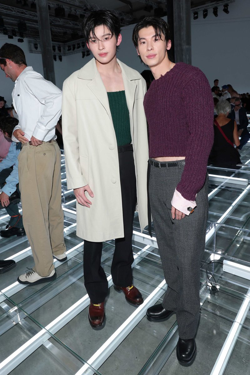 VogueThailand's tweet photo. #VogueFashionWeek เก็บตกโมเมนต์ของ ‘ปอนด์-ณราวิชญ์’ @ppnaravit กับการบินลัดฟ้าสู่เมืองมิลานเพื่อชมโชว์ PRADA @Prada คอลเล็กชั่นเสื้อผ้าบุรุษ ฤดูใบไม้ผลิ/ฤดูร้อน 2027 โดยครั้งนี้ปอนด์ประสบการณ์การบินเดี่ยวอย่างโดดเด่นท่ามกลางเหล่าเซเลบริตี้จากทั่วโลกที่เข้าร่วมอย่างคับคั่ง โดยเฉพาะเหล่าแขกคนสำคัญจากฝั่งเอเชียที่มากันอย่างพร้อมเพียง ไม่ว่าจะเป็นวง ‘ENHYPEN’, ‘Greg Hsu’, ‘Jaehyun’ และอีกหลายต่อหลายคน สะท้อนภาพความสำเร็จอีกก้าวในโลกแฟชั่นของปอนด์ เหล่าแขกคนสำคัญของแบรนด์ล้วนถ่ายทอดมนตร์เสน่ห์ด้านแฟชั่นอย่างครบถ้วน นอกจากนี้ยังมีโมเมนต์อันน่าจดจำที่ปอนด์ถ่ายภาพเคียงคู่กับแขกคนสำคัญจากทั่วทั้งเอเชีย เผยให้เห็นโมเมนต์อันน่าจดจำและสัญญาณความสัมพันธ์อันดีงามระหว่างเซเลบริตี้ระดับแถวหน้าของเอเชีย #PRADA #PRADASS27 #ppnaravit #PradaSS27xPond 

สามารถชมอัลบั้มฉบับเต็มได้แล้วที่ https://t.co/cMzTWYUpgk

ภาพ: Courtesy of PRADA