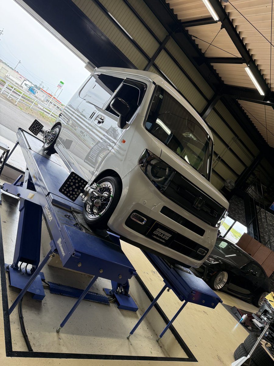 GRAES_3000's tweet photo. 業者様、新車N-VANはローダウンとホイールを装着したので3Dアライメントのご依頼です❗️
業者様、足回り修理のアクア点検4輪アライメントご依頼です😁
当店でエアーマスターマネジメントエアサス取付したRC350点検仕上げに4輪アライメント調整😎👍
当社オリジナルパーツがアメリカ🇺🇸へ旅立ちました👏 https://t.co/EkoZvBCQFo