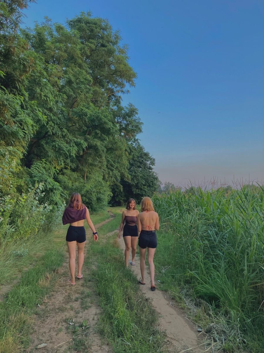 OnlyLabuba's tweet photo. This fall, I’m planning to move to the city.

I’m really going to miss my walks with the girls❤️
#village #farmgirls #teenagers #teenage https://t.co/9oglf0z8Yz