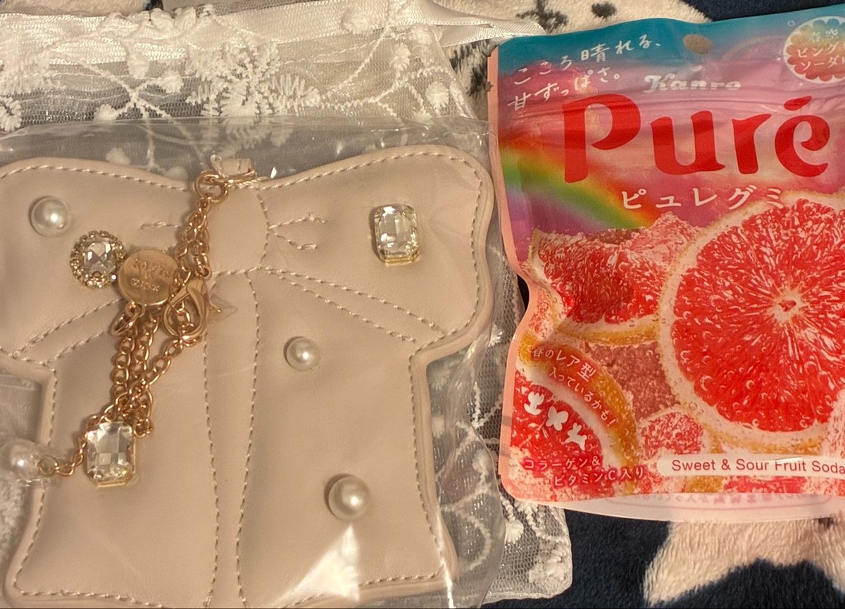 Siii__Aa's tweet photo. お兄ちゃんの彼女がMaison de FLEURのICカード入れくれた🎀

ICカード入れ来月の給料で買おうと思ってたらまさかの私の好きなブランドのとこの
私を分かりすぎている彼女
グミも1番好きな味でなにも教えてないのに神 https://t.co/zwqPzYu0Hi
