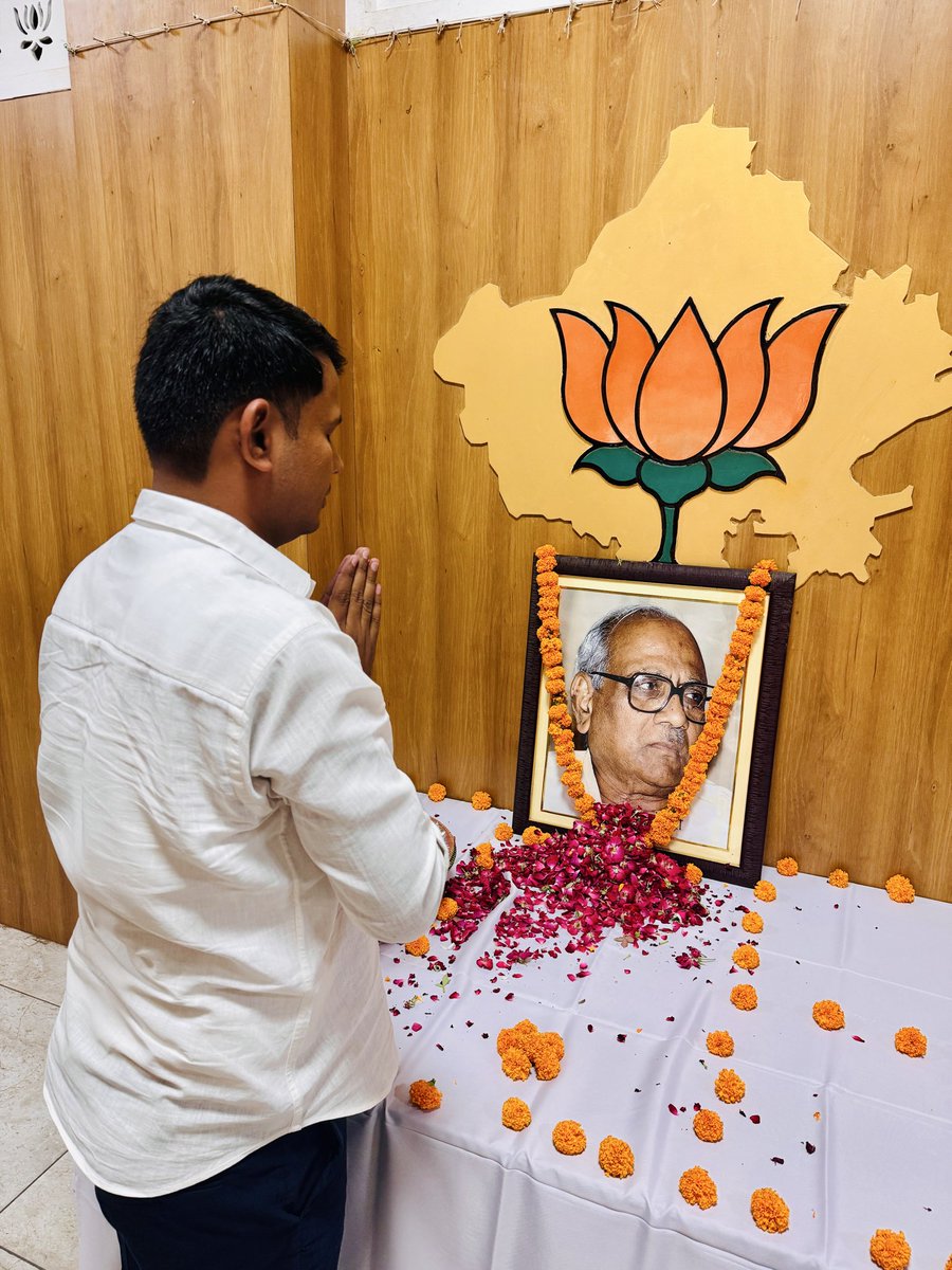 PawanBhajak's tweet photo. 📍 भाजपा प्रदेश कार्यालय, जयपुर

जनसंघ के संस्थापक सदस्य, प्रखर राष्ट्रवादी चिंतक एवं वरिष्ठ संगठनकर्ता श्रद्धेय सुंदर सिंह भंडारी जी की पुण्यतिथि पर आज भाजपा प्रदेश कार्यालय में पुष्पांजलि अर्पित कर उन्हें भावपूर्ण श्रद्धांजलि दी।
@AgrawalRMD @BJP4Rajasthan @BJP4India https://t.co/TsCtwPSW8S