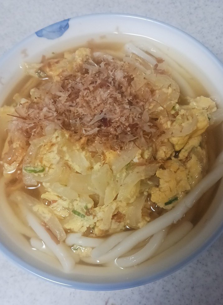 telwise21's tweet photo. ●夕飯は、今朝作った玉ねぎシリシリをうどんにのせました。
#albis で買ったにぎり寿司! https://t.co/h2VHYqOynM