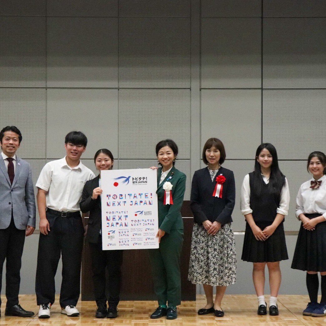 kaoru_gohan's tweet photo. 北区立滝野川第三小学校における火災に遭われた方々に心からお見舞い申し上げます。出火原因は調査中と承知しており、事実関係の把握と今後の対応に努めてまいります。

以下先週の活動報告です。
●衆議院本会議、政治改革に関する特別委員会などがありました。
・参議院本会議があり、「著作権法の一部を改正する法律案」が可決され、成立しました。
・今回の改正を通じて、音楽CDや配信音源が、レストランや店舗などでBGMとして利用された場合等に、アーティスト等の実演家等へ適切な対価を還元できる仕組みを導入するともに、日本の音楽・アーティストの海外展開をさらに後押ししていけるよう、進めてまいります。
●大阪市で行われた「トビタテ！留学JAPAN」第11期派遣留学生壮行会に参加させていただき、高校生たちを激励させていただきました。
・「トビタテ！留学JAPAN」は、多くの民間企業・団体からの御支援をいただき、官民協働で日本の若者の海外留学への挑戦を応援する枠組です。秋にはまた応募が予定されていますが、こうした機会をより多くの高校生や大学生に活用していただければと思います。
・併せて、仁和寺における文化財の保存・活用の様子、様々な理由により学齢期に義務教育を受けることができなかった生徒が学ぶ夜間中学校の取組など、学ばせていただきました。
● ラエツキ駐日ルーマニア大使にお会いし、外交で目指していること、黒海地域の安全保障情勢などについてお伺いし、意見交換させていただきました。
● ウィッチュ・ウェチャーチーワ駐日タイ王国大使にお会いし、パッチャラキッティヤパー王女殿下の薨去にお悔やみを伝えるとともに、私自身がタイ駐在で学ばせていただいたこと、2027年の日・タイ修好140周年のことなどを中心に意見交換させていただきました。
● 米国イェール大学政治学部のチャールズ・マックレーン助教授にお会いし、若年層の政治参画について意見交換させていただきました。
●これからの文部科学行政について検討を進めるとともに、中東情勢、経済安全保障、社会保障制度と地域医療、消費税、エネルギー政策、法人ベースレジストリ、野球振興などについても、情報収集や意見交換を行いました。

【武蔵野市、小金井市、西東京市】
●武蔵野法人会のイベントで、武蔵野市夏季少年サッカー大会に出場中の小学生の皆さんに「租税クイズ」を行いました。
・子どもも大人も気になっていた日本とチュニジアの試合開始前に、無事に終了することができました☺
●小金井市の「小金井市民の歯と口の健康2026」にお伺いさせていただいたり、西東京市の防衛協会の方々と自衛隊東京地方協力本部の西東京地域事務所のお話をお伺いさせていただいたりしました。
●東伏見駅周辺でご挨拶をさせていただきました。