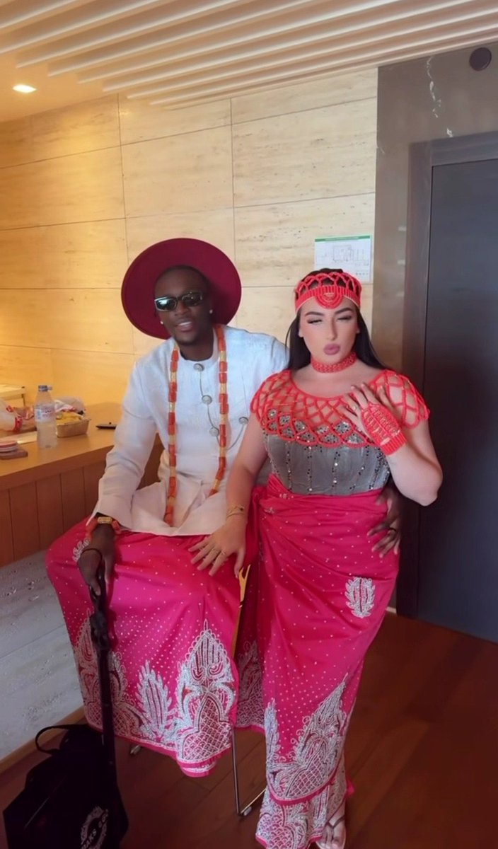 FansTribeHQ's tweet photo. Tammy Abraham and Wife embracing the Nigerian Culture 😊🇳🇬

#tammyabraham #naija https://t.co/CcO3euqRgV