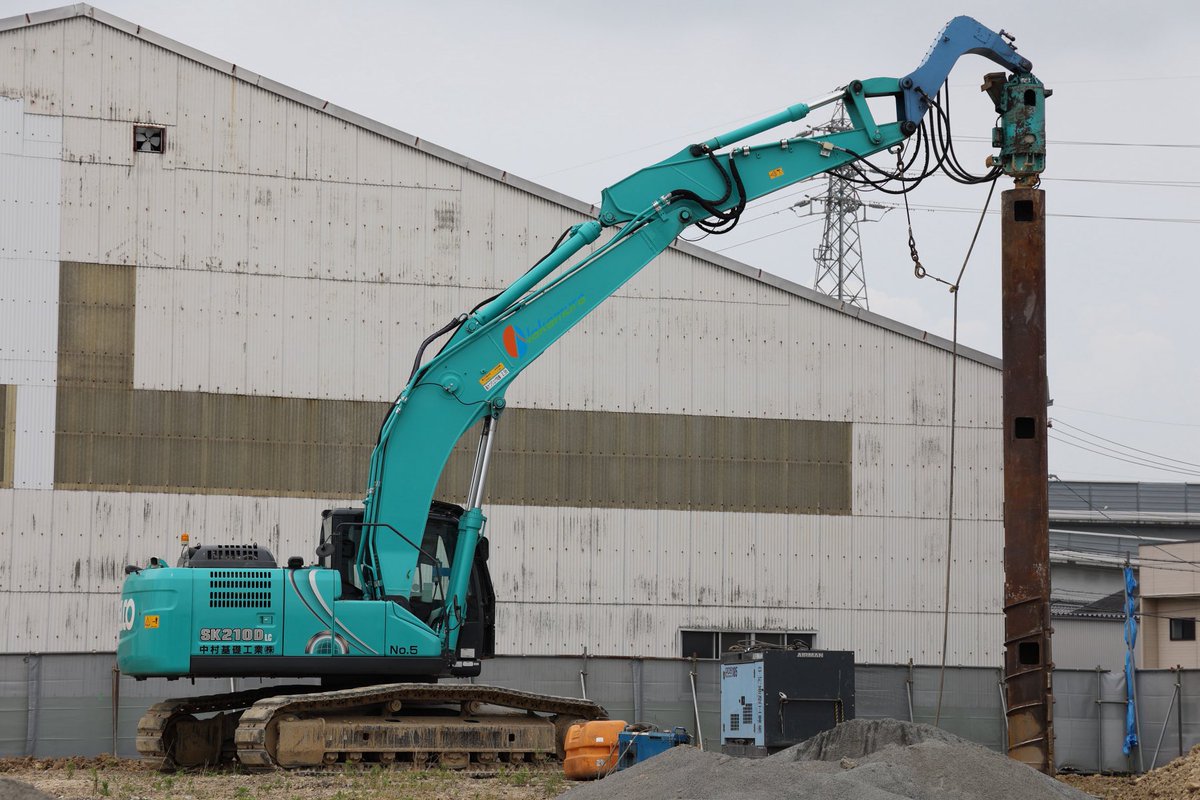 hoi9007's tweet photo. KOBELCO SK210DLCと解体機各種。 https://t.co/NNFEKKYx1b