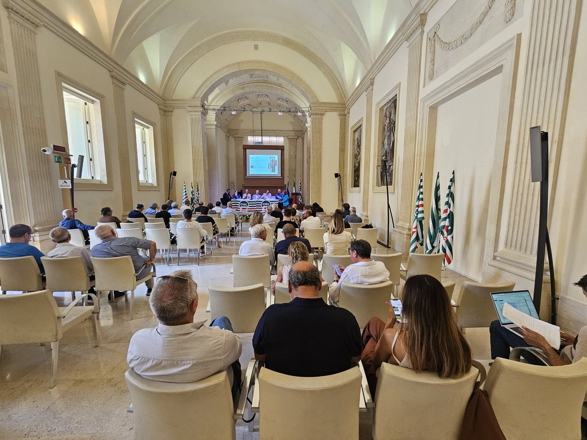 CislLecce's tweet photo. #22giugno Prende avvio il confronto su #mismatch e #occupazione con F. Tarantino Presidente @LecceProvincia, G. Budano ARPAL Puglia, M. Marrone ricercatore @unisalento E. Della Vista Presidente @ApuliaDigitalM, A. Castellucci SG @CislPuglia e S. Rossi Segrr. Conf. @CislNazionale https://t.co/EbJtjamg1q