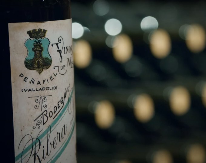Bodegas_Protos's tweet photo. Intenso, complejo y sumamente elegante en nariz. Así es #Protos27, un vino que te envuelve con su amplia gama de matices de fruta negra y ciruela, perfectamente equilibrados con sutiles toques tostados y avainillados. 🍇🪵 https://t.co/bix62Y4UyK