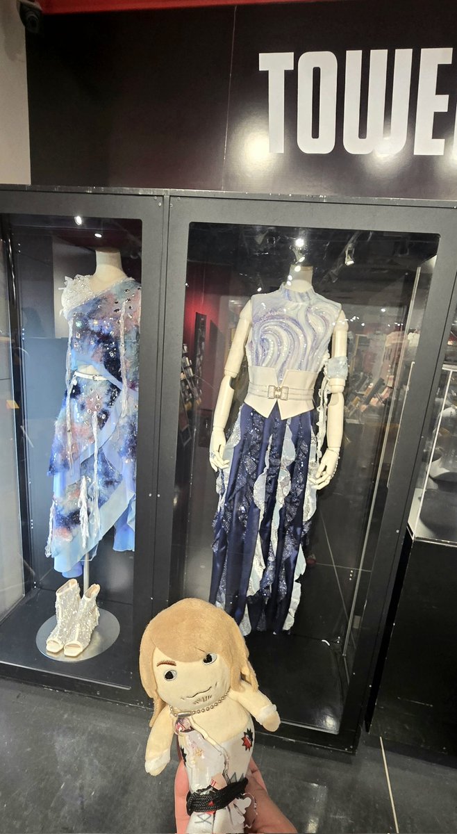 daizaemon14's tweet photo. ちょいと寄り道して
#milet
#タワレコ渋谷 本日最終日
「Ray of Water」衣装&amp;パネル展示①
蘇る感動。秋のホールツアーも
楽しみであります🎵
#桃ちゃんと一緒 #宮内桃子 
#ぴょん棚 #棚橋弘至 https://t.co/gz4X7SIaHq