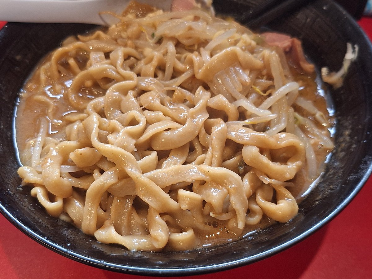 ludwig64932698's tweet photo. それいけ！たかちゃんラーメン

お久しぶりの外食🍜
お仕事休みで群馬千代田店に訪問
味噌ﾗｰﾒﾝ中全ﾏｼﾛｰｽﾄﾎﾟｰｸ1200円
今日はｼｬｷｼｬｷ野菜に甘め脂が旨い
古河店では味わえない甘めの濃厚味噌に極太縮れ麺旨い😆
豚肉やﾛｰｽﾄﾎﾟｰｸまで食べられ贅沢三昧
美味しく頂き完食です😋 https://t.co/XQqJ3RSeMB
