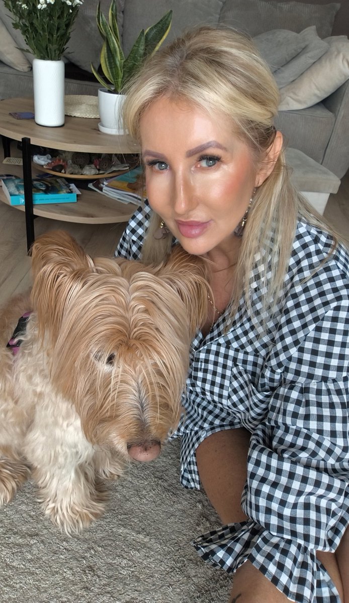Evarally's tweet photo. 🐾❤️ Suzie and I just popped in to say hello.
We hope today brings something good your way - even if it's just a small reason to smile...✨😚😚
 #DogLove #LittleThings https://t.co/qrI3IFg2zt