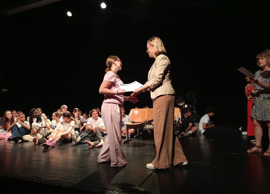 DSDEN70's tweet photo. Remise du prix académique "Audace artistique et culturelle" aux élèves du collège J. Brel de Vesoul pour leur création "L'île des escl@ves" en présence de @CatherineRidard, IA-DASEN. Félicitations à eux, aux danseurs du lycée Belin et aux encadrants. @acbesancon
 @NathalieAlber15 https://t.co/H3GjO2Hy7n