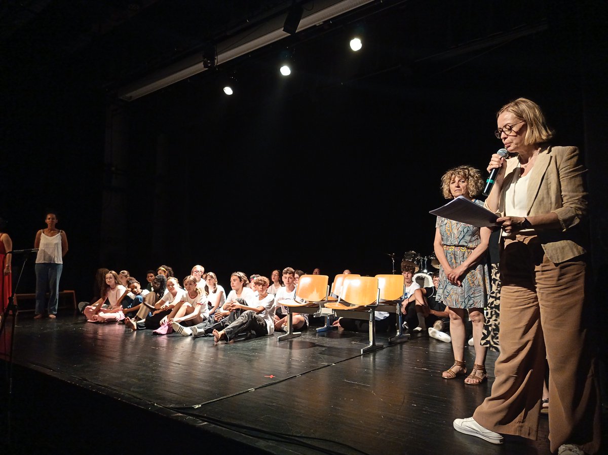 DSDEN70's tweet photo. Remise du prix académique "Audace artistique et culturelle" aux élèves du collège J. Brel de Vesoul pour leur création "L'île des escl@ves" en présence de @CatherineRidard, IA-DASEN. Félicitations à eux, aux danseurs du lycée Belin et aux encadrants. @acbesancon
 @NathalieAlber15 https://t.co/H3GjO2Hy7n