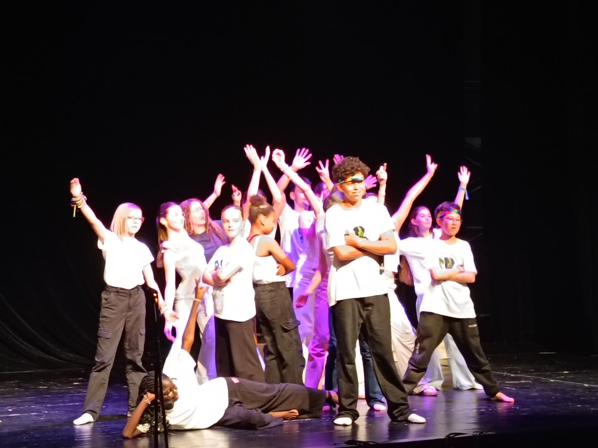 DSDEN70's tweet photo. Remise du prix académique "Audace artistique et culturelle" aux élèves du collège J. Brel de Vesoul pour leur création "L'île des escl@ves" en présence de @CatherineRidard, IA-DASEN. Félicitations à eux, aux danseurs du lycée Belin et aux encadrants. @acbesancon
 @NathalieAlber15 https://t.co/H3GjO2Hy7n