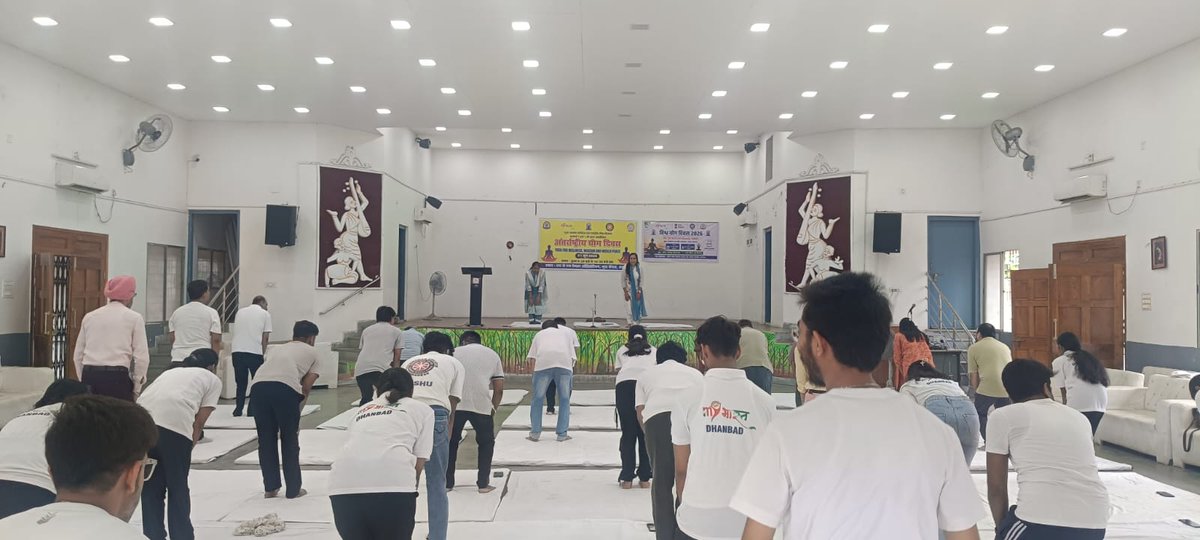 YuvaDhanbad's tweet photo. "योग करें, निरोग रहें"

मेरा युवा भारत के नेतृत्व में अंतर्राष्ट्रीय योग दिवस पर युवाओं, विद्यार्थियों एवं नागरिकों ने बढ़-चढ़कर भाग लिया। सभी ने योग को अपने जीवन में अपनाने और नियमित अभ्यास करने का संकल्प लिया।

स्वस्थ शरीर, शांत मन और सकारात्मक सोच की ओर एक कदम। https://t.co/fOZkYQ3qmb