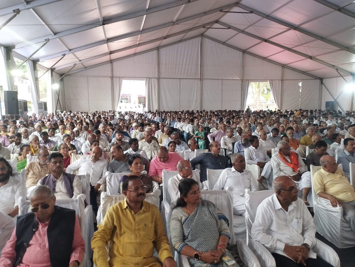 rajeshpadmar's tweet photo. RSS Sarakaryavah Dattatreya Hosabale inaugurated Sri Jagannath Rao Joshi Smarak Bhavan by Jana Kalyana Trust at Belagavi, Karnataka. Pujya Sri Gurusiddha Mahaswamiji of Karinjamatha, Akhil Bharatiya Vyavastha Pramukh Mangesh Bhende, Prant Sanghachalak Basavaraja Dambal, others were present.