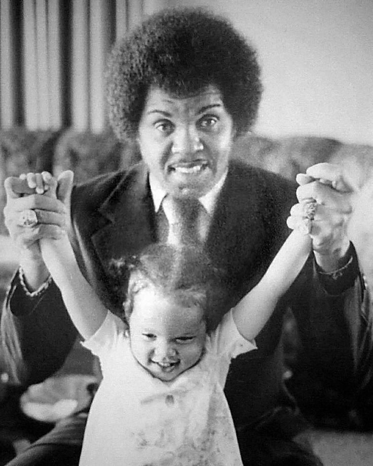 DullahTheking2's tweet photo. Joe Jackson pictured with Michael Jackson's younger half-sister, Joh'Vonnie..♥️

📷 c. 1976 https://t.co/CSRw5Ih8lI