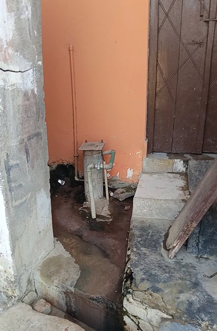 ps24mainpuri's tweet photo. ब्रेकिंग मैनपुरी 
सरकारी हैंडपंप पर अवैध कब्जा
दबंगई के बल पर शिक्षक ने किया कब्ज़ा 
हैंडपंप की मशीन को निकालकर डाली निजी समर सेबिल 
जनपद मैनपुरी के नगर पंचायत कुरावली के मोहल्ला पठानान में सलीमउल्लाह नाम के शिक्षक का कब्ज़ा
@Uppolice @DmMainpuri @112UttarPradesh @CMOfficeUP https://t.co/LY7BNXluFt