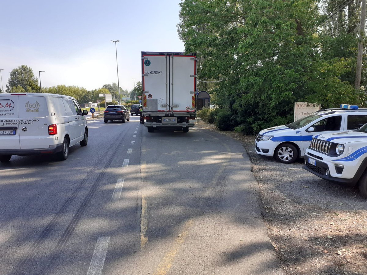 PMTerredargine's tweet photo. #PMTerredargine #PLTerredargine #PLFacciamo questa mattina 22 giugno, effettuiamo controlli sull'autotrasporto a Carpi sulla SP 468 Correggio in prossimità della Traversa San Giorgio 🚚👮♂️ https://t.co/upQ6DYkygT
