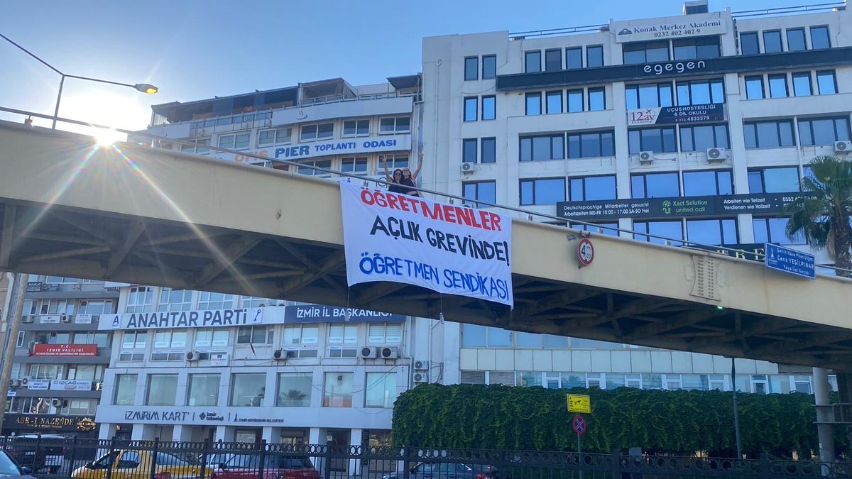 ogretmensendika's tweet photo. İzmir | Açlığa, Baskıya ve Şiddete Karşı Öğretmenler Ayakta

Bu sabah Konak Pier Yaya Üst Geçidi’ne, Ankara’da hakları ve gelecekleri için direnen özel sektör öğretmenleri ile mülakat mağduru öğretmenlerin sesi olan pankartımızı astık.
8 gündür taleplerini duyurmak için açlık grevinde olan öğretmenler, dün gece bir kez daha polis baskısı ve şiddetiyle karşı karşıya bırakıldı. Arkadaşlarımızın sağlık hakkı dahi engellendi; ambulansın alana ulaşmasına izin verilmedi. Biber gazı ve müdahaleler nedeniyle sağlık sorunları yaşayan arkadaşlarımız oldu.
Ancak çok açık söylüyoruz: Hak arayan öğretmenlere yönelen bu baskıyı kabul etmiyoruz.
Öğretmenleri açlık grevine mahkûm edenler de, taleplerini duymak yerine karşılarına polisi dikenler de bu tablonun sorumlusudur. Bizler insanca yaşayacak bir ücret, güvenceli çalışma koşulları ve verilen sözlerin tutulmasını istiyoruz. Bu talepler ne lütuf ne de ayrıcalıktır; en temel haklarımızdır.
Ankara’daki arkadaşlarımız kararlılıkla direnmeye devam ediyor. Biz de İzmir’den aynı kararlılıkla sesleniyoruz:
Öğretmenler açlıkla, baskıyla ve şiddetle değil; haklarıyla yaşamak istiyor.

Direniyoruz, kazanacağız.