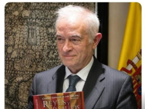 Rober_Alcaz's tweet photo. Hemos visto al jefe de la UDEF con dinero en casa. Al DAO bloqueando investigaciones. A la directora de la Guardia Civil reunirse con Leire. A Marlaska mintiendo una y otra vez. A Begoñ@ sin entregar el pasaporte. A Puigdemont escapando de un mitin...¡Como para no desconfiar! 🤮 https://t.co/YmXDFBJDHm