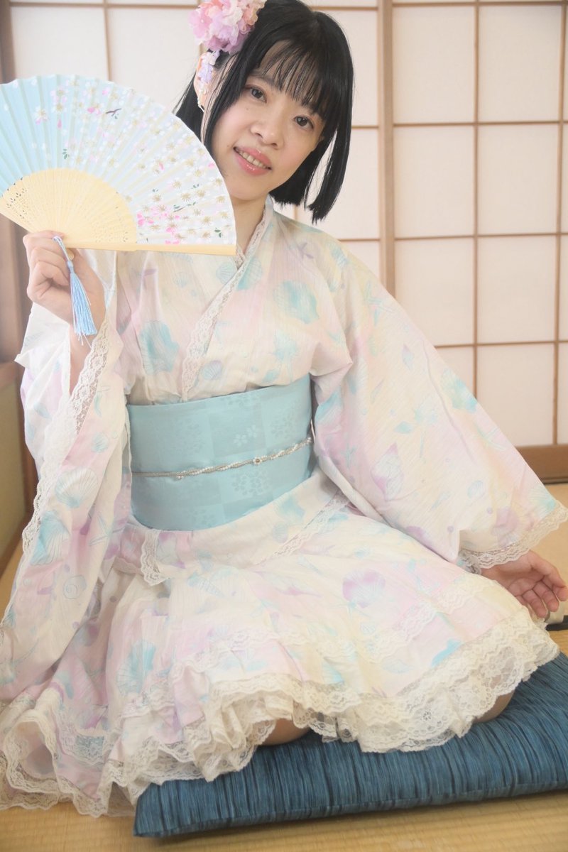 yosidakyun's tweet photo. 今日は茶室を借りてこころちゃんの撮影をして来ました。
こころちゃんはとても可愛く楽しい撮影ができました。
6月がバースデー月ということでセーラームーンポットをプレゼント、ステージドリンクを入れてください。
そして最後に彼女手作りマカロンをプレゼントしてもらいました。 https://t.co/N02xMwYpor