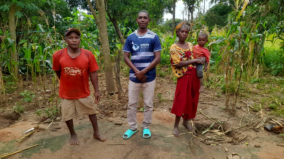 GWC_Kenya's tweet photo. On June 18, we visited Kadzo, a coconut broker in Gandini, Kilifi. She shared insights on seasonal price trends and market-based pricing. We also explored support for young mothers’ groups and considered Gandini Primary School for future community learning initiatives. https://t.co/ZcnVFEOaRD