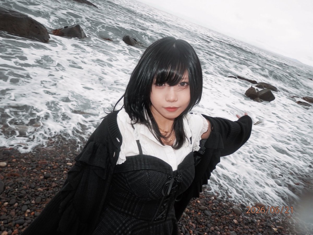 UIox0IU's tweet photo. これから死ぬ人みたいって言われた。
北海道の海は、果たして海と呼べるのか https://t.co/g7d6Kqke2a
