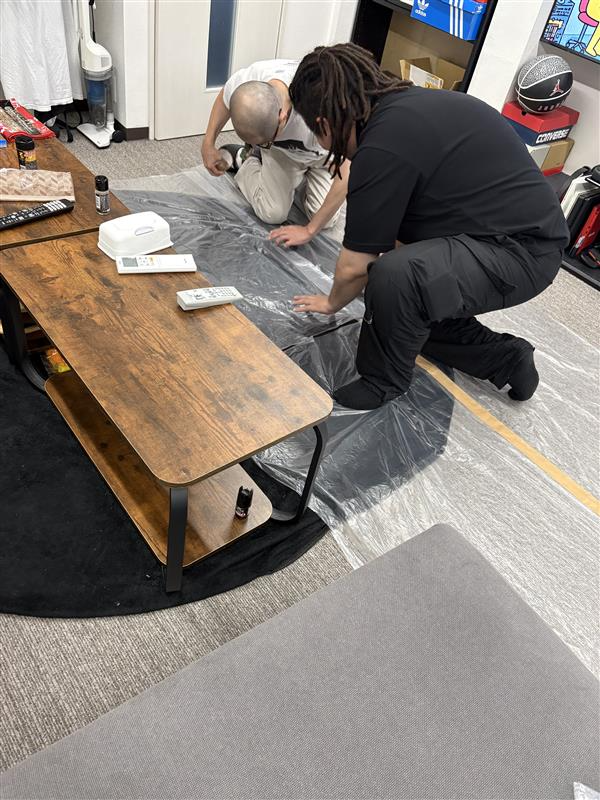 afs_0201's tweet photo. 何やら社長と内勤メンバーで
業後に工作をしている様子…🤔🔧
みなさん何を作っているかわかりますか？😆

正解は…

バルサンを焚く準備でした😂💨

6月上旬の台風以降、
事務所のコバエがなかなか手強くて😭

とうとう総力戦です（笑）
これで平和な事務所が戻ってくることを祈ります🙏✨

#AFSの裏話
#バルサン
#会社の日常
#コバエとの戦い
#インフラエンジニア
