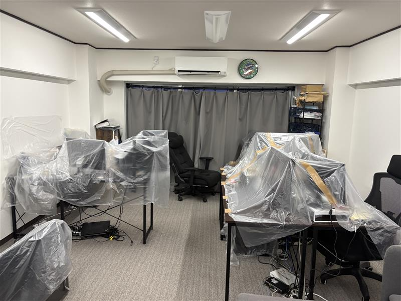 afs_0201's tweet photo. 何やら社長と内勤メンバーで
業後に工作をしている様子…🤔🔧
みなさん何を作っているかわかりますか？😆

正解は…

バルサンを焚く準備でした😂💨

6月上旬の台風以降、
事務所のコバエがなかなか手強くて😭

とうとう総力戦です（笑）
これで平和な事務所が戻ってくることを祈ります🙏✨

#AFSの裏話
#バルサン
#会社の日常
#コバエとの戦い
#インフラエンジニア