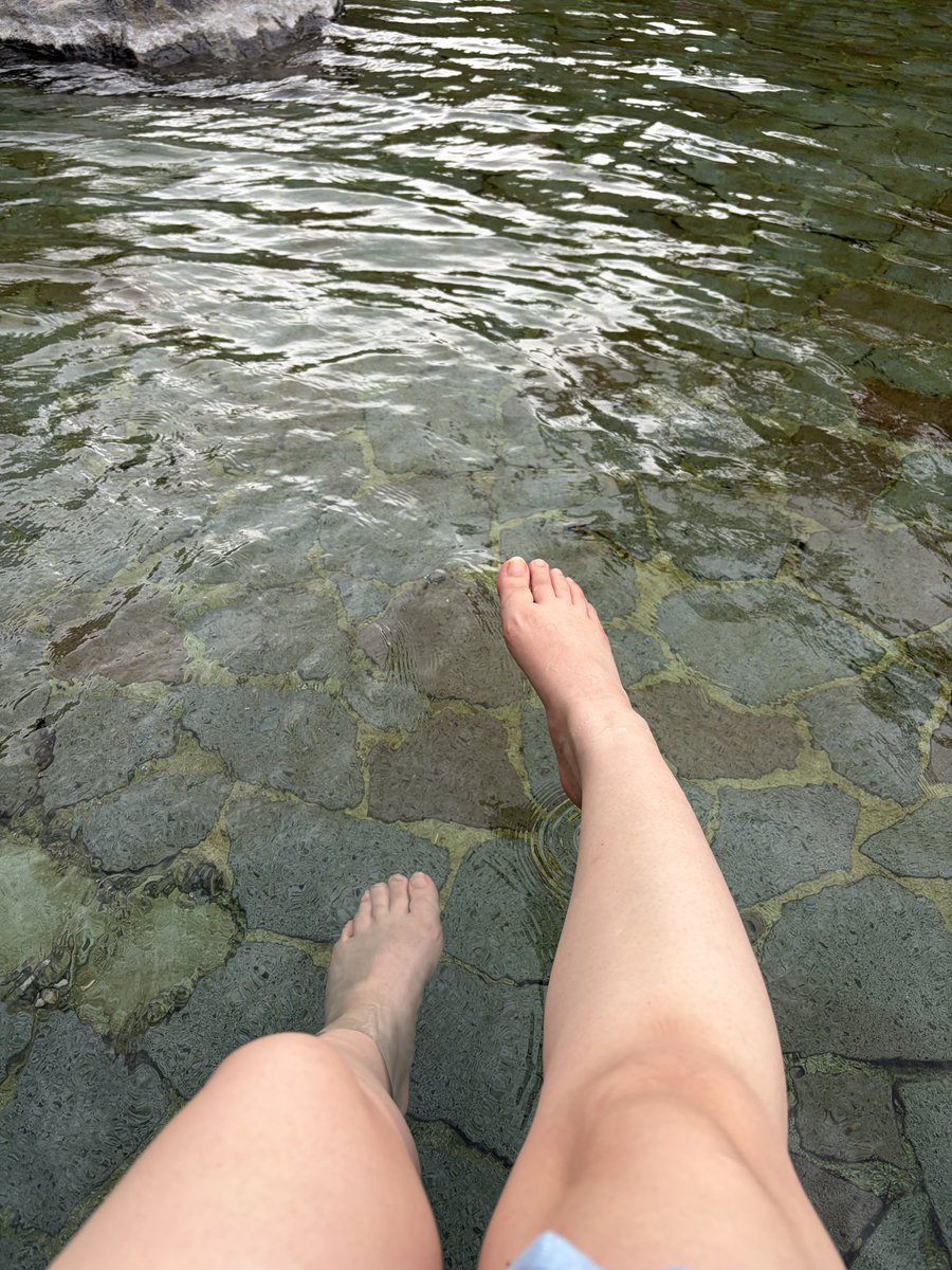 OtyatoHitaki's tweet photo. 旅行を満喫中‼️
足湯気持ちいい〜♨️

 #旅行  #足湯 https://t.co/Ib5qgcX3xd