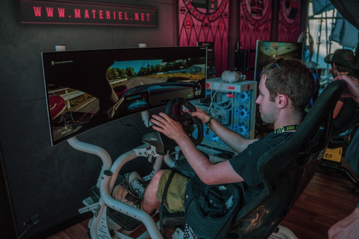 materielnet's tweet photo. 🔙 C'est quand même pas mal un setup avec un écran @SamsungFR OLED 49 pouces 😎

👉 https://t.co/rDSP2cwZ0Q

#Hellfest2026 #GamingInHell https://t.co/0W93umnZMa