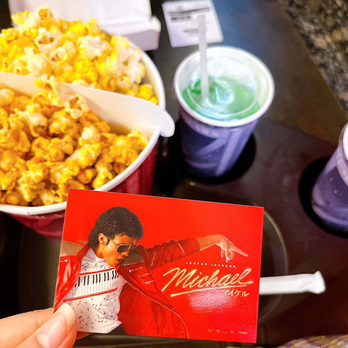 Tea_5l's tweet photo. 映画のストーリーは端折られすぎてザ世界仰天ニュースの超ハイクオリティverだと思ってみてたけど、音楽の導入とかパフォの映像がそれはそれはもう美しくて！！五感でMichaelを感じられてノリッノリになったので映画館でみる価値がありありでした🕺🪩 https://t.co/u8NoN64y2g