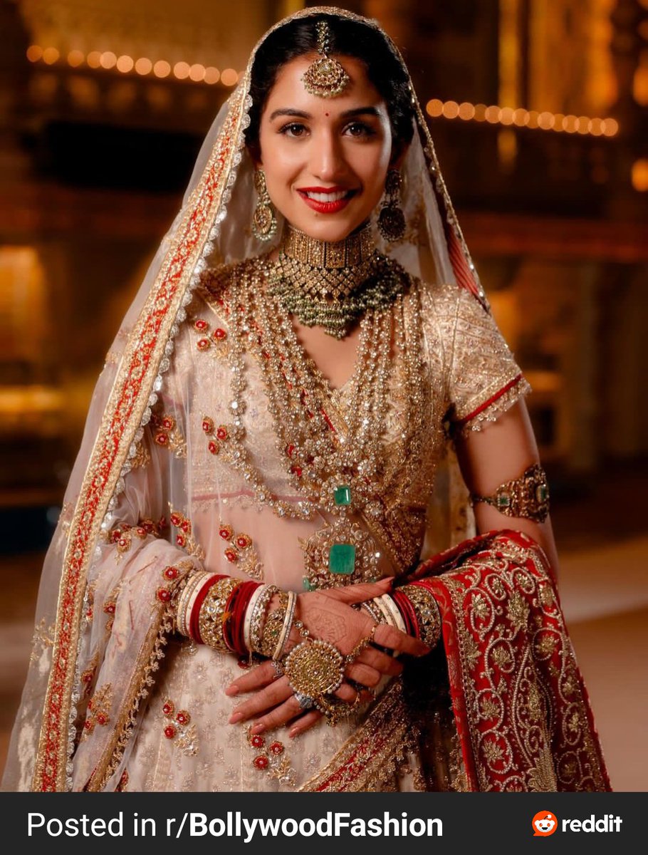 ThetaOwner's tweet photo. Stark difference against what her DIL Radhika Merchant wore which is also called Panetar or the Gujarati tradition of wearing saree in combination of red and white. I know Gujarat and Bengal are related but I can't prove it.

Credit: Reddit. https://t.co/xlie1HZ5eR