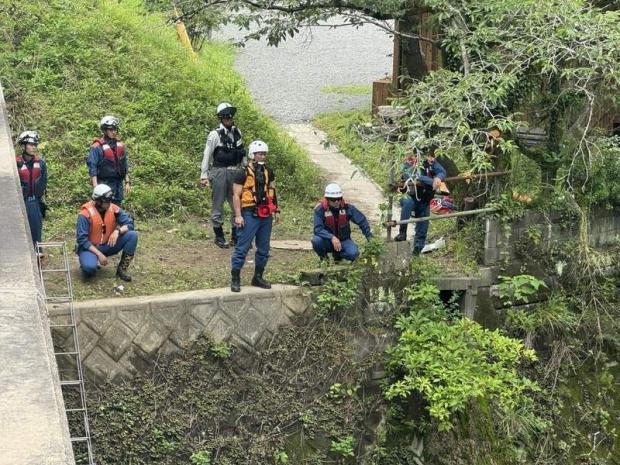 livedoornews's tweet photo. 【悲痛】5歳男児が温泉施設から行方不明、父「帰ってきてほしい」きょうの捜索は終了
https://t.co/PgWrPYlseS

21日、鹿児島・霧島市の温泉施設で行方不明になった男児を、一夜明けた22日も120人態勢で温泉付近から河口までのおよそ10キロを捜索したが、依然、行方はわかっていないという。 https://t.co/sdXb1LaoCI
