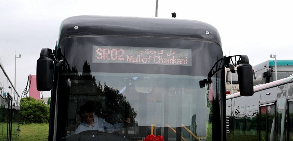 XiamenMagic's tweet photo. Fifty-two brand-new Golden Dragon new-energy BRT buses were recently delivered and will be shipped to Pakistan. This is a repeat order proactively placed by Pakistan following its initial cooperation with Xiamen Golden Dragon in 2018. 
#Xiamen #Pakistan #NewEnergy #BRT #Bus https://t.co/KnWjMBtXUs